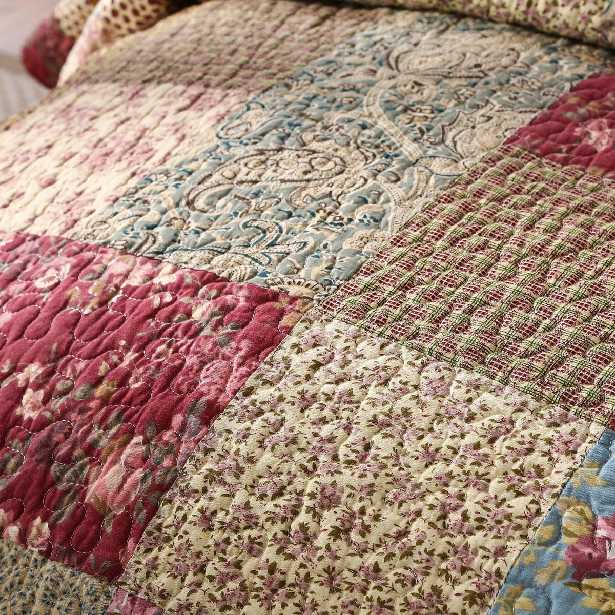 Tache Fairy Tale Tea Party Beige Burgundy Paisley Floral Cotton Patchwork Quilt Set (DXJ103443)